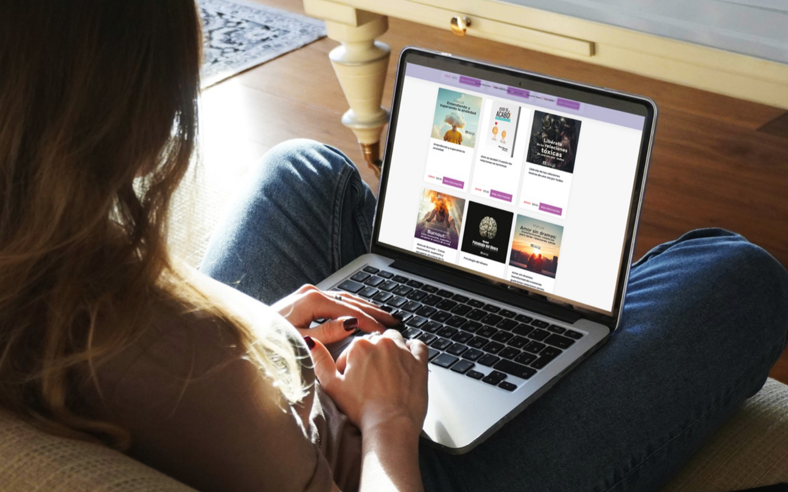 Mujer usando portátil para Psicovivir Contigo Plus