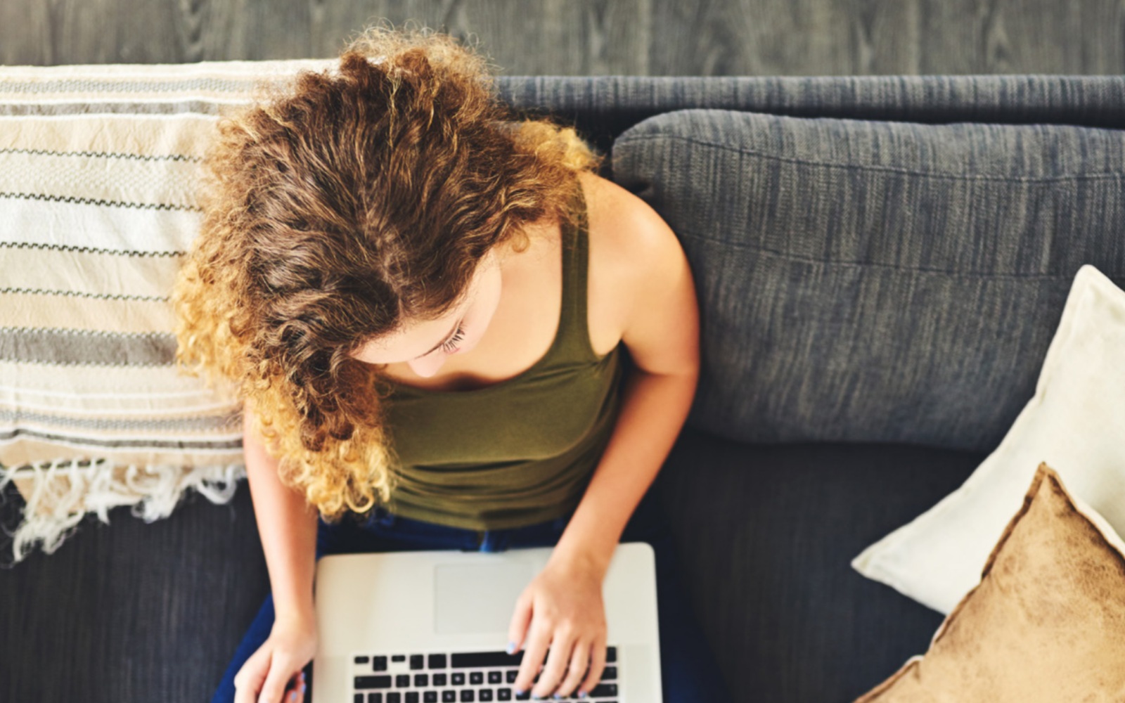 Persona usando portátil para Terapia ABP