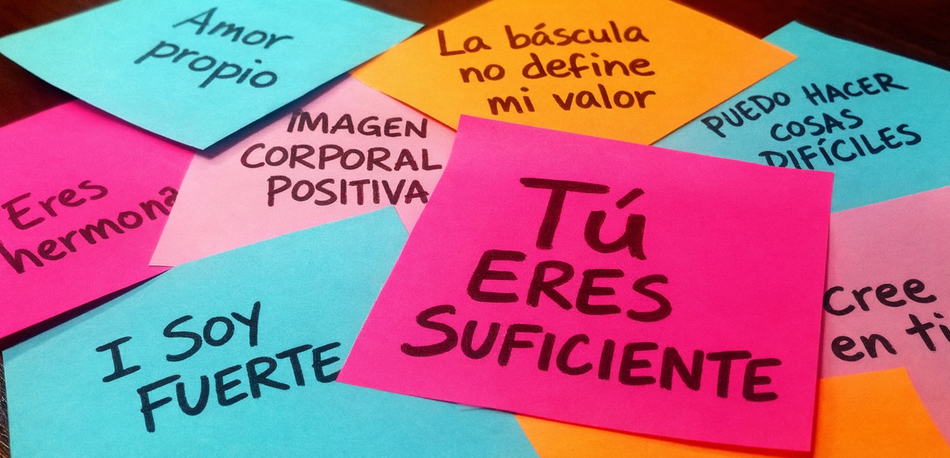 Notas Post It de colores brillantes con afirmaciones positivas.