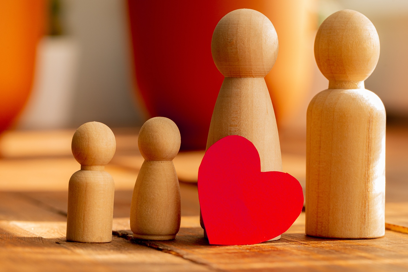 Pequeñas figuras de madera de miembros de la familia. Símbolo de relación familiar